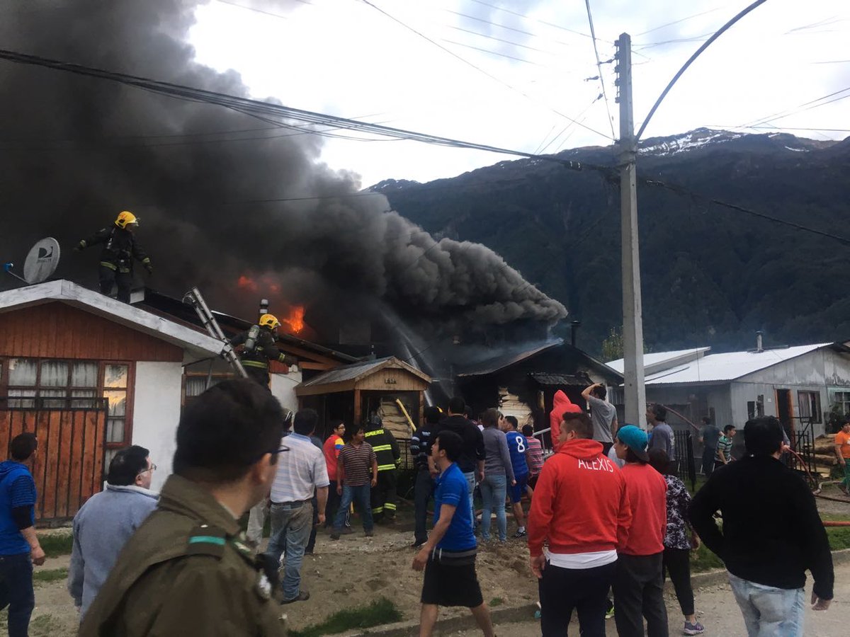 ddivisadero's tweet photo. Incendio destruyó una vivienda y dejó otras tess casas con daños en calle Benigno Díaz Puerto #Aysén https://t.co/HitBSrsYgb