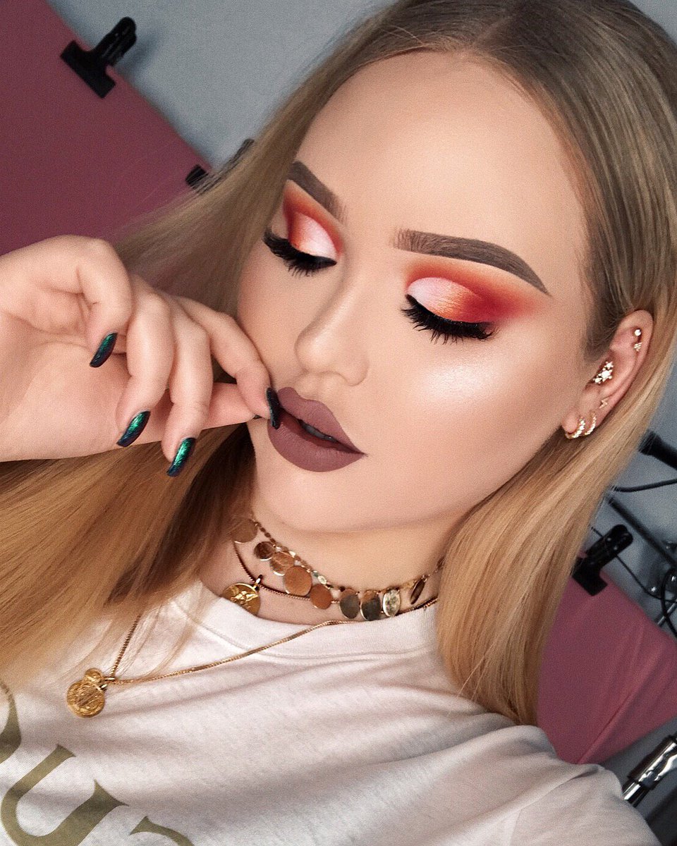 NikkieTutorials's tweet image. haters once said I couldn't blend my eyeshadow... this one's for you ✌🏻🔥