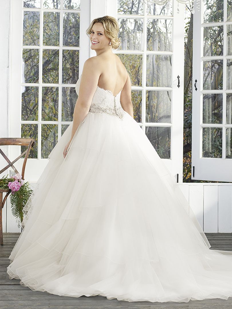 CasablancaBrida's tweet photo. #Style2259 Calla Lily creates the perfect combo of sparkle &amp; structure with her ballgown silhouette &amp; beaded bodice. https://t.co/6ahFpvdGZq https://t.co/vifWMRiAHX