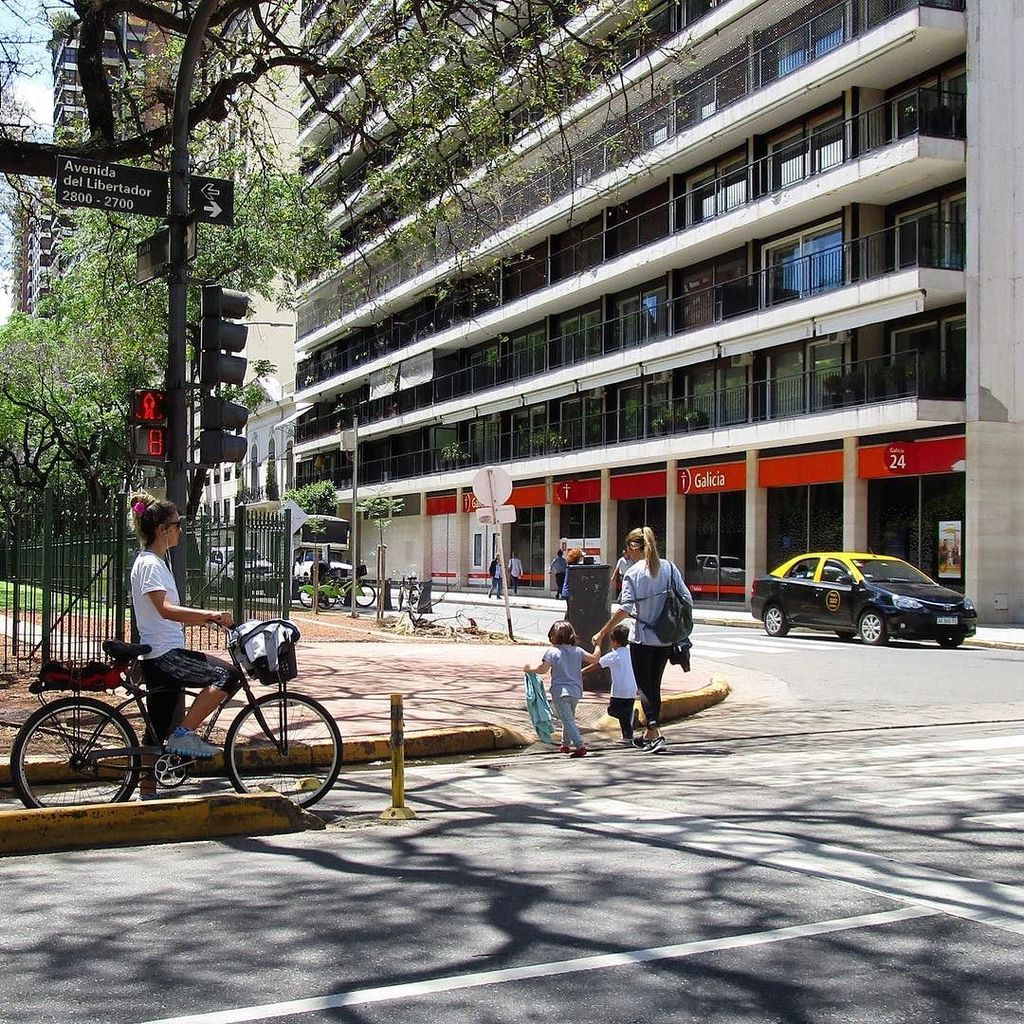 derive_lab's tweet photo. 🙌🏼🚶🏽♀️🚲☀️👧🏻👦🏻🌳 #BuenosAires #CiclismoUrbano #Bici #Ciclista #APie #CiudadPeatón #Caminar #MetroLabArg https://t.co/J5OqKeuDAg https://t.co/f8kAuHWAl4