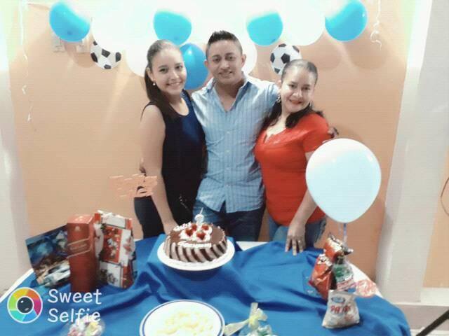 faby_bb10's tweet photo. Cumpleaños de mi primo #Geovanny con @Marlyn_Becerra @TabataParrales https://t.co/VKv18nVNsB