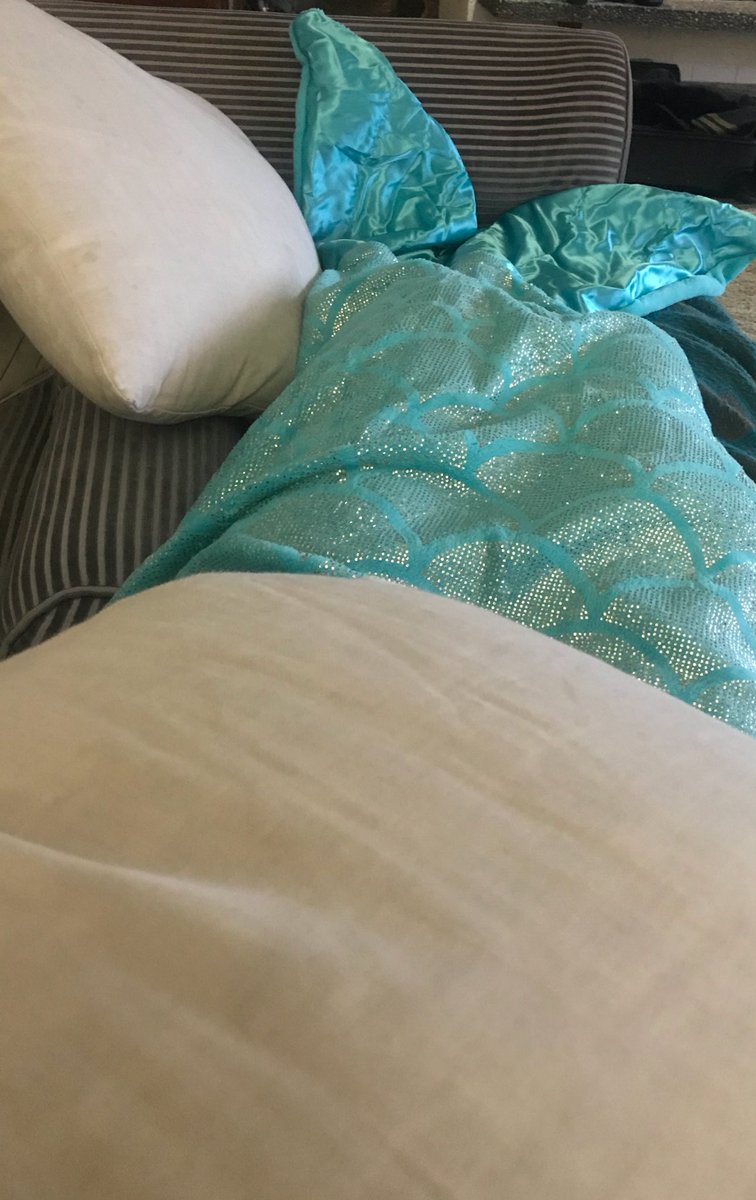 NerdmaidSMG's tweet photo. I was cold today so @Gerritzen bought me a new tail blanket. 🧜🏽♀️🧜🏽♀️🧜🏽♀️🧜🏽♀️ #Muirmaid #Mermaid #SundaySnuggles #Spoiled #SnowDay https://t.co/523Y2PHsLE
