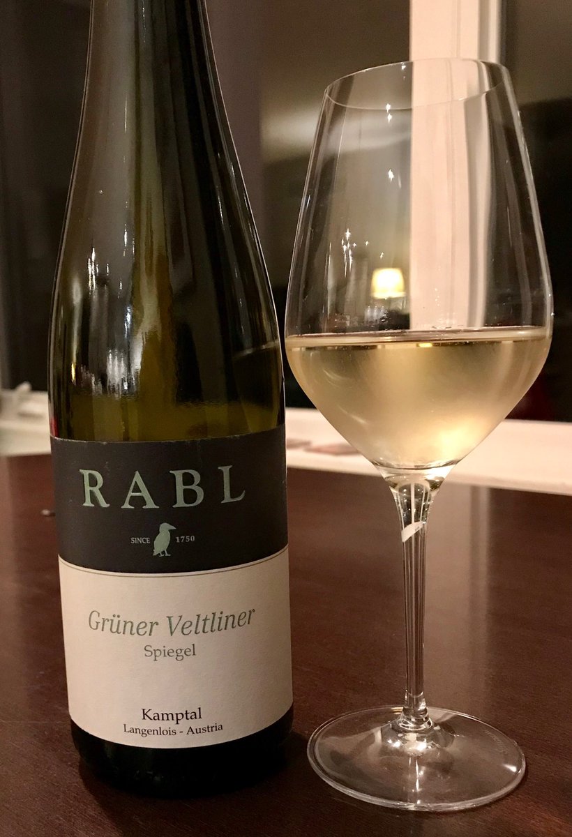 JMFoxcroft's tweet photo. Great white wine to start a autumnal Sunday dinner.  Elegant Single Vineyard Gruner. #rabl #grunerveltliner #gruner #spiegel #vintagetrade https://t.co/xVkXb3arjJ
