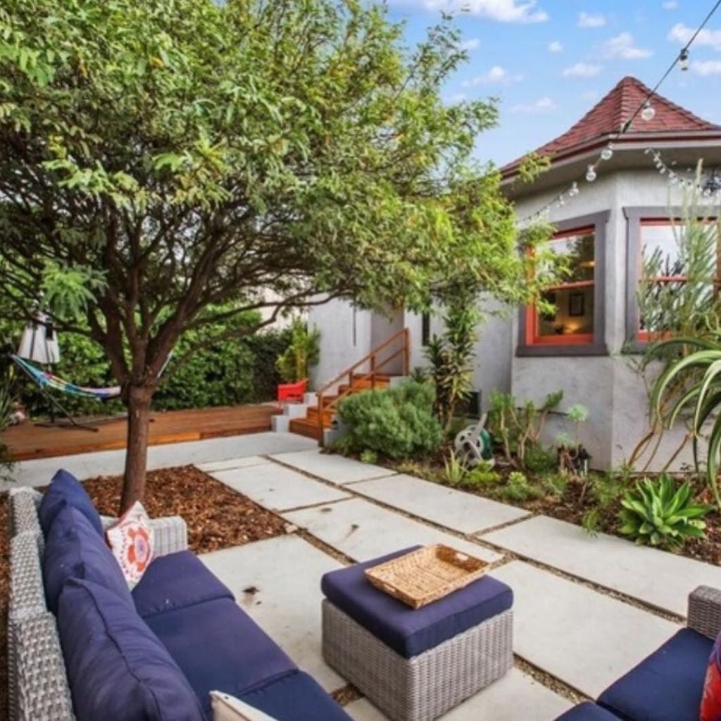 Super cute 2 bedroom/2bath just came in the market in #echopark // I designed the patio and garden a few years ago… ift.tt/2AkNylQ