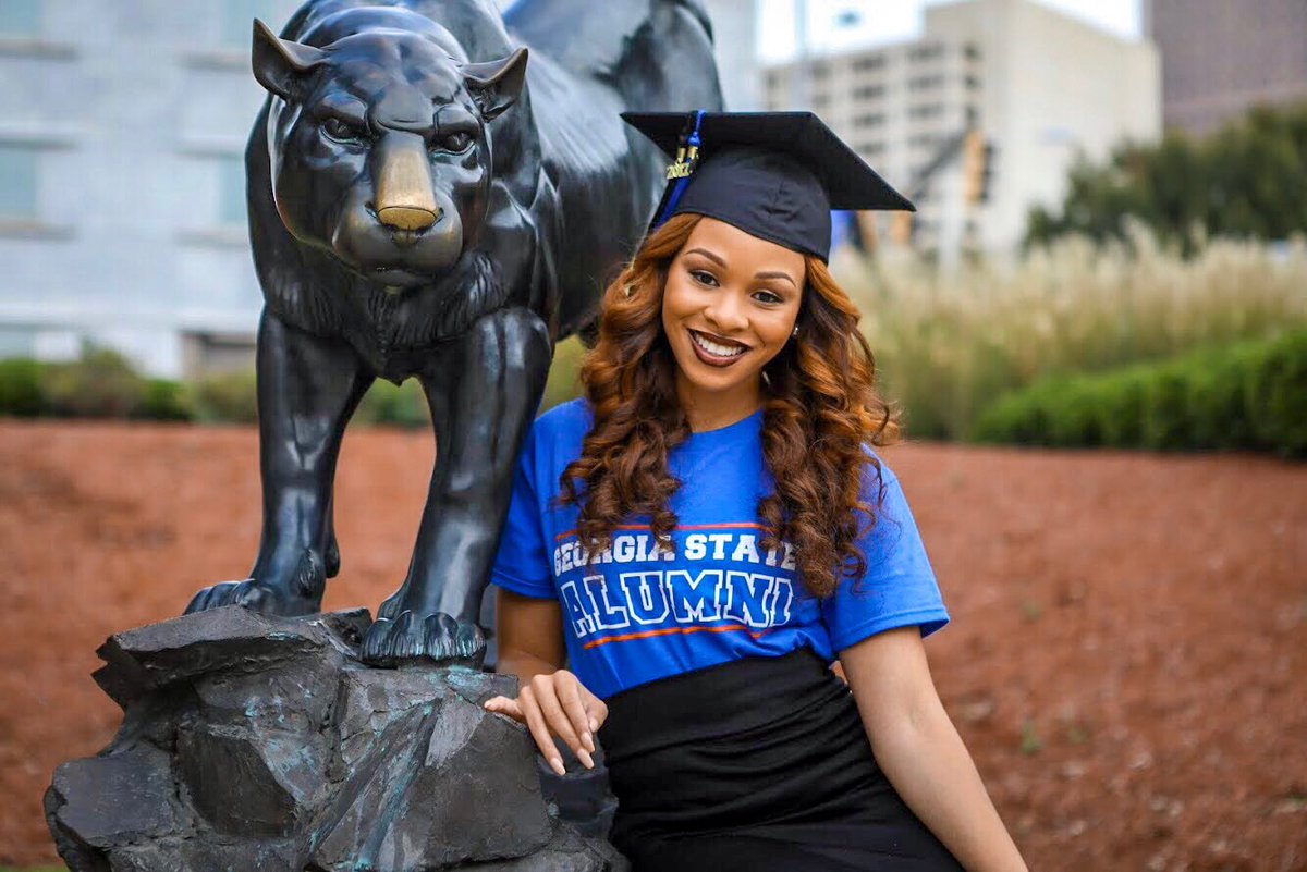 CourtniRenei_'s tweet image. then it hit me..... IM GRADUATINGGGG!!! 🙌🏼
#issaGRADUATE 🎓
#GSU17 🐾