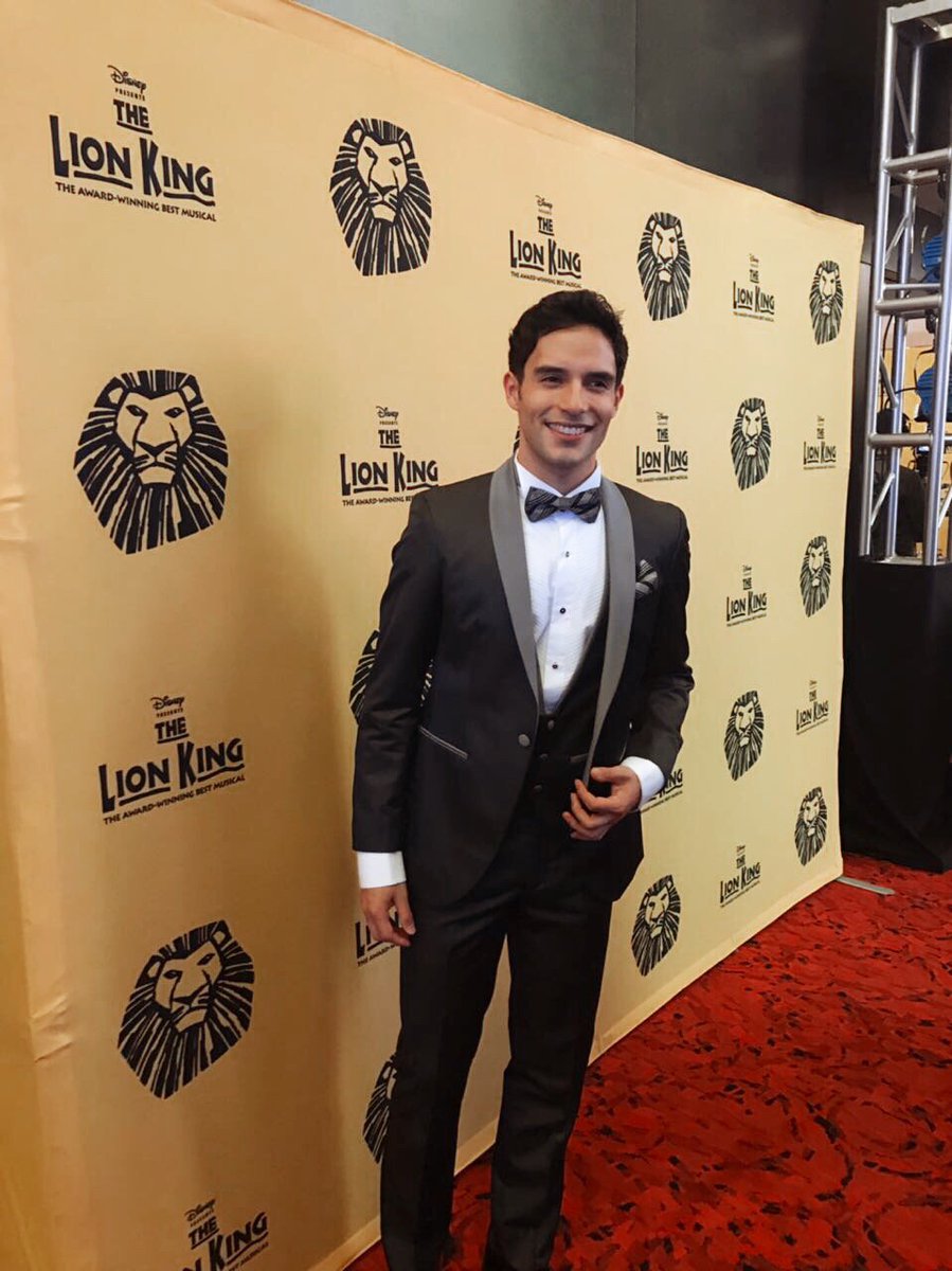 protocolonovios's tweet photo. Hoy @Agustin_Oficial luce muy guapo vistiendo #NoviosDeProtocolo en el 20 aniversario de @TheLionKing en Nueva York. https://t.co/J1MO6yhhyu