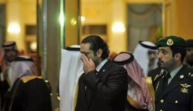 صور لسعد #الحريري يبكي في السيارة اللتي أقلته قبل أو بعد تقديم إستقالته يرتدي البزة نفسها عند قرائته بيان الإستقالة👇

كما وصلتني