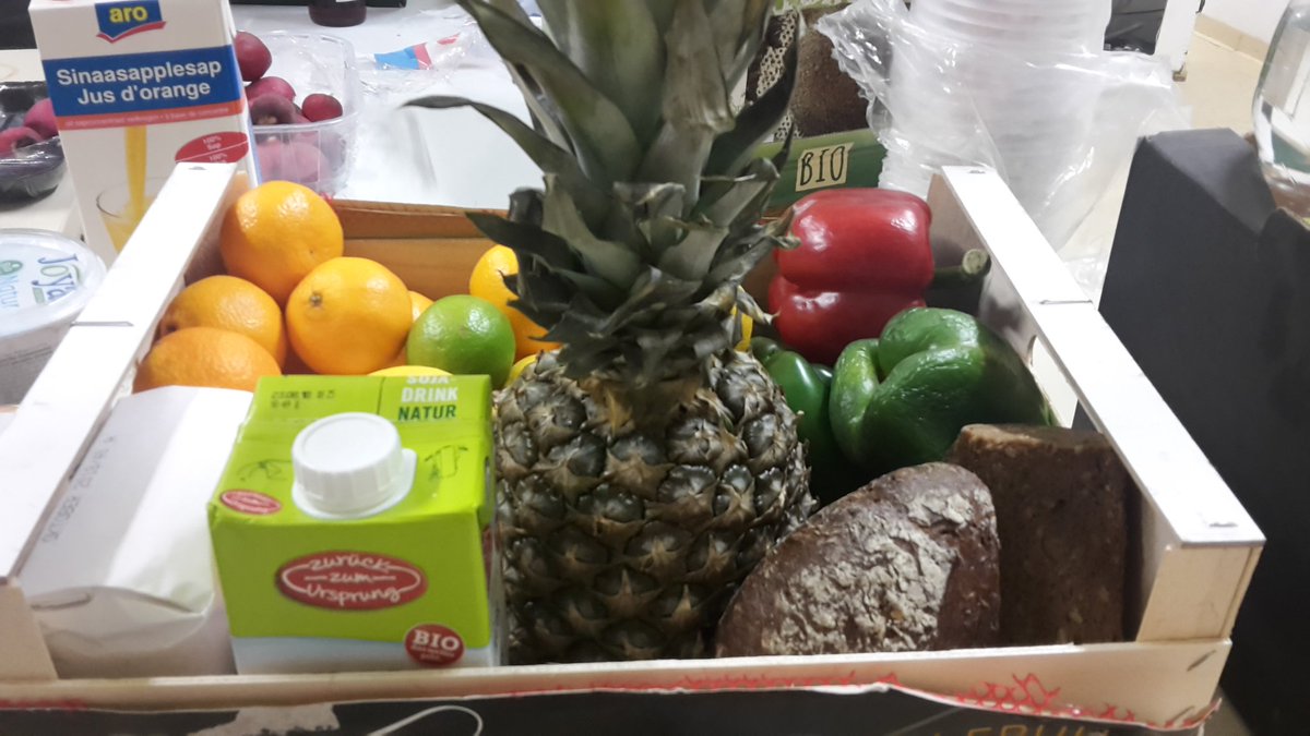 J0hannanas's tweet photo. Die #KoMa81 #OrgaOrga hat das restliche Essen aufgeteilt. Ich hab eine der letzten #Ananas bekommen 😊 https://t.co/kKXn1de4Ox