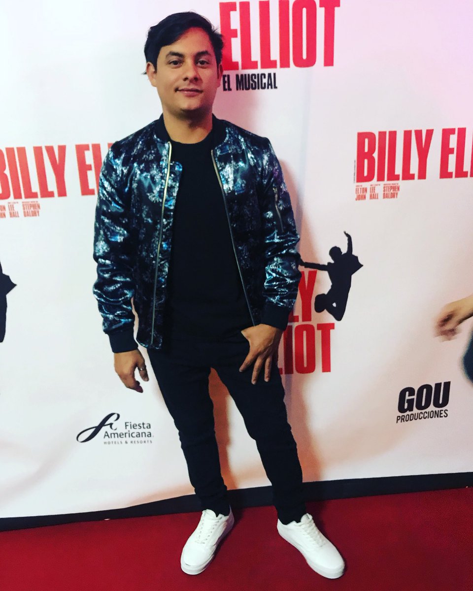 SomosWave's tweet photo. Esta noche en las 250 representaciones de @BillyElliotMex, @text0s en la alfombra roja. 
#TalentoWave https://t.co/BtjjjI11vR