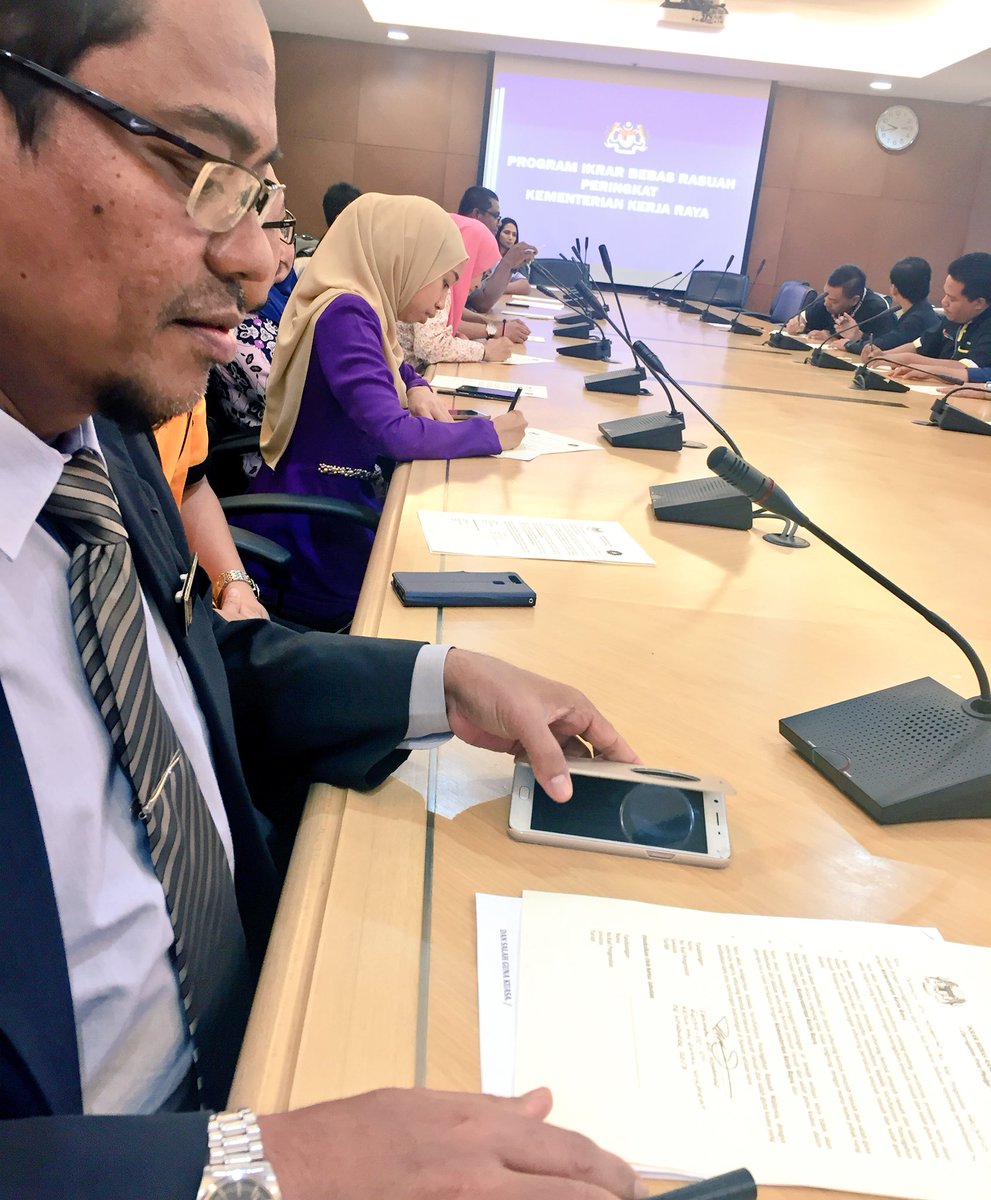 norehamohd's tweet photo. Majlis Ikrar Bebas Rasuah UKK &amp; KPI Unit @MOWorks @PetraJayaMP @Rosnah_ARS @ZohariAkob @saranidollah #infrarakyat @NajibRazak @DrAliHamsa https://t.co/1wsuzzoM1K