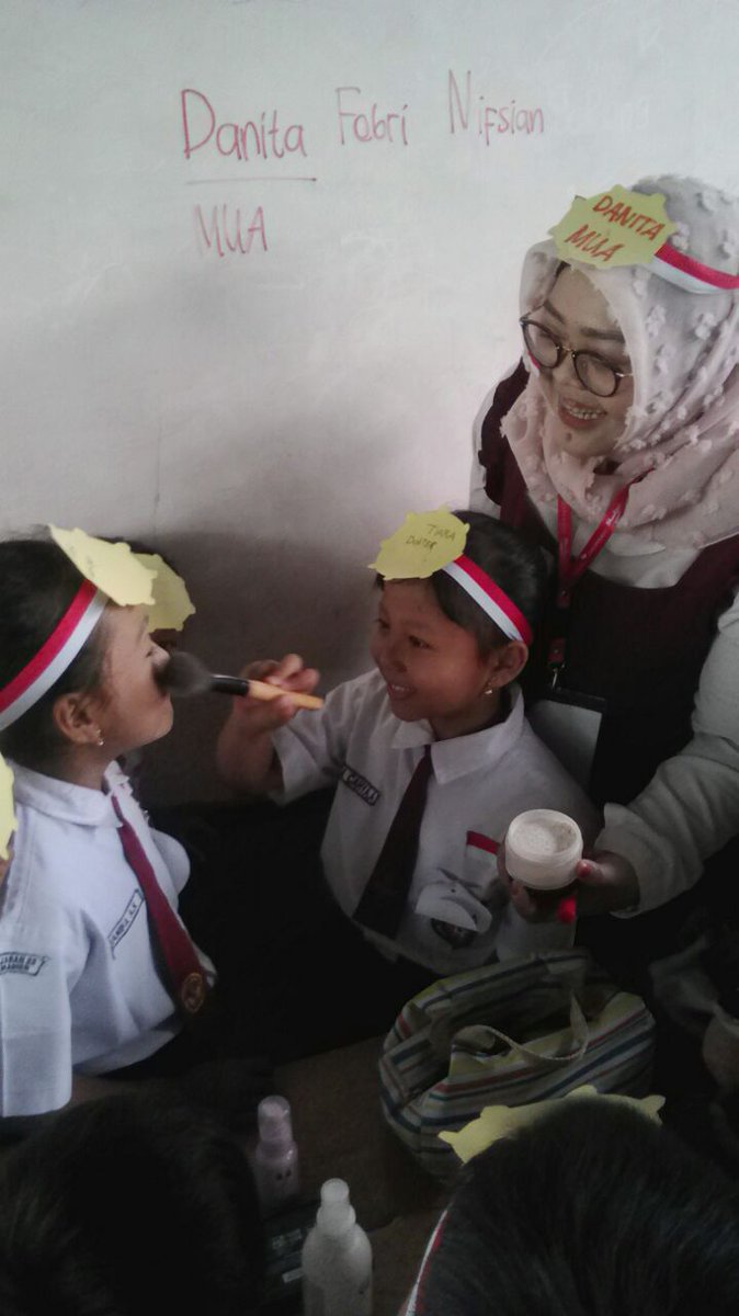 KIMadiun's tweet photo. Kak Danit, Make Up Artist, di SDN Pajaran 03 :) https://t.co/ScpZBIJhZL