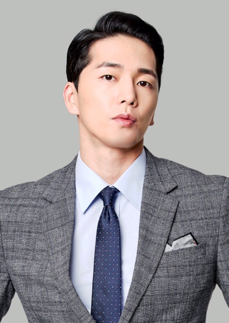 대학로의 여심스틸러 이현진 배우가 ‘하이킥’ 시리즈 김병욱 사단의 새 작품 TV조선 <닭치고 스매싱>에 허당 성형외과 의사 이현진 역으로 출연하게 되었습니다:D 
응원 많이많이 해주세요💕💕
#이현진 #닭치고스매싱 #쉬어매드니스 #오준수