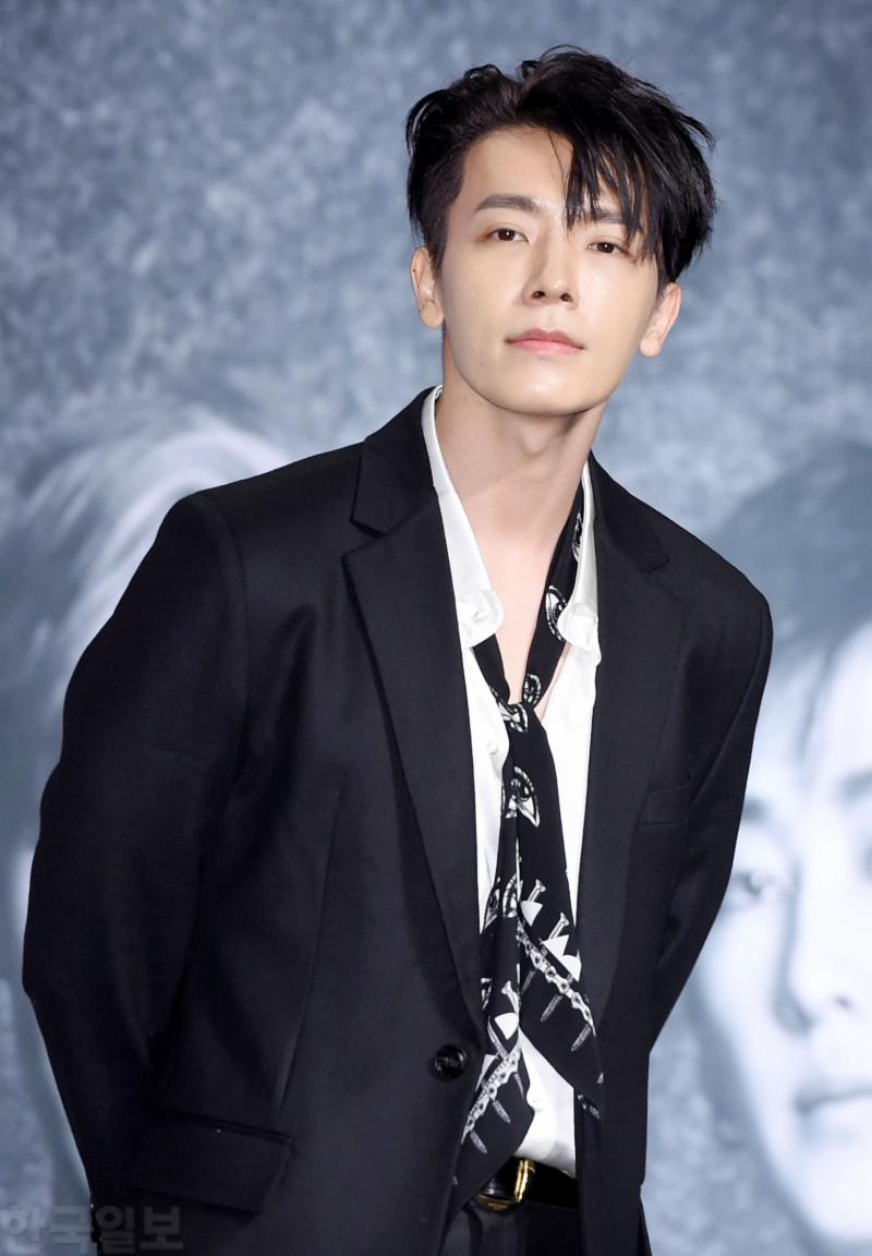 AranzadeCho's tweet photo. "@emzhaek: DID YOU EVER SEE A MAN SO BEAUTIFUL
#슈퍼주니어_블랙수트_6시 https://t.co/5WnEMMzfXv"
