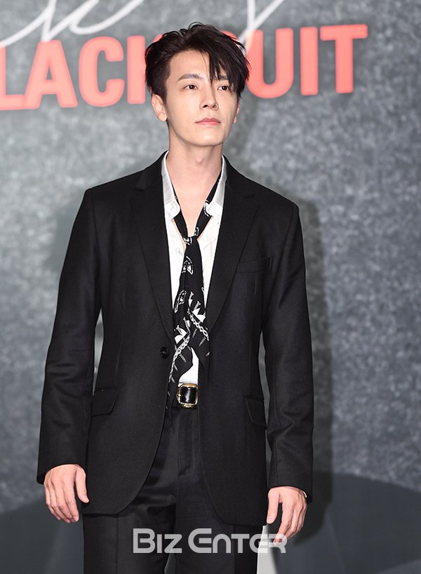 HAE_GIRLS's tweet photo. [News Pic] 171106 @donghae861015 Press Conference #슈퍼주니어_블랙수트_6시 https://t.co/HXv82YM5uv
