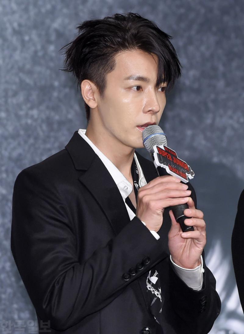 HAE_GIRLS's tweet photo. [News Pic] 171106 @donghae861015 Press Conference #슈퍼주니어_블랙수트_6시 https://t.co/HXv82YM5uv