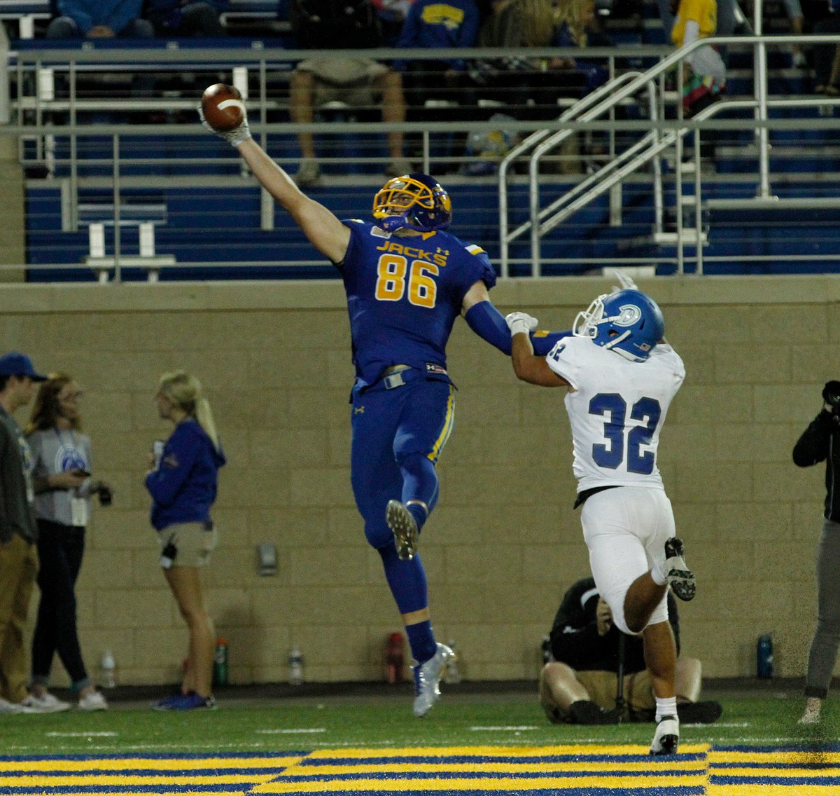 PX1CowboyNation's tweet photo. With the 29th pick in the first round of the 2018 NFL Draft the #Cowboys take TE Dallas Goedert out of SDSU. #PX1Sports #CowboyNation https://t.co/g0rHsQIR7s