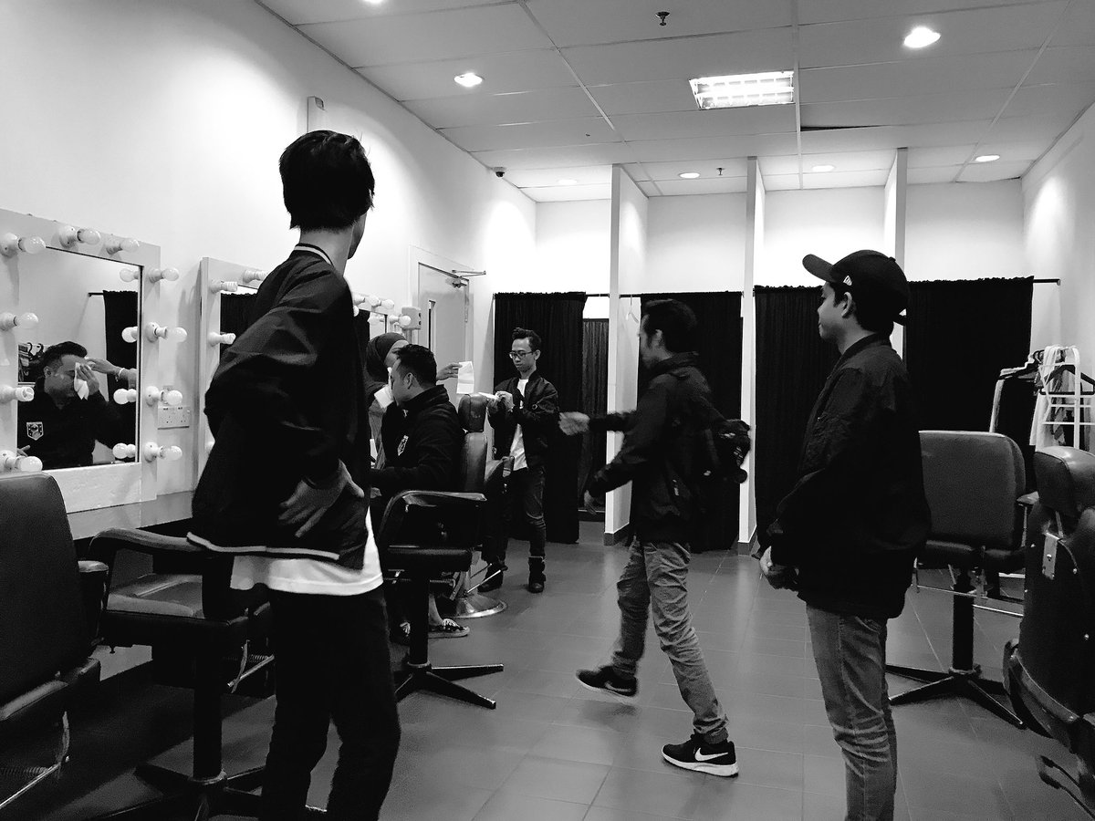 whats up guys ? Lama tak update 😌 nak lagu free tak ? Drop email korang &amp; kteorg akan send dua buah lagu kteorg secara PERCUMA ! #FREESONGS