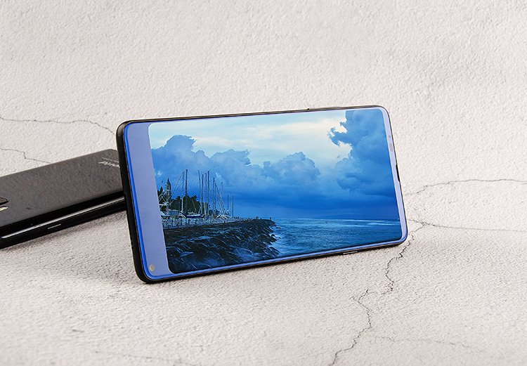 vkworld_mobile's tweet photo. 4G+64G, 5500mAh World’s Biggest-Battery 18:9 Full-Screen Phone for $169.99 on @banggood : https://t.co/N30cuJfGhE https://t.co/4r7bSxTVDM