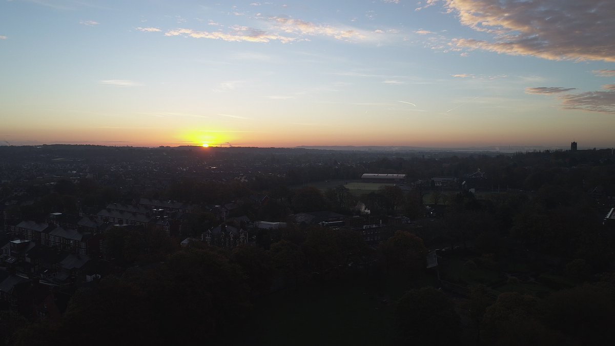 #THESKYCAMLIVERPOOLSOUTH #LIVERPOOLSUNRISE #GREENBANKPARKL18 A beautiful start to the day.