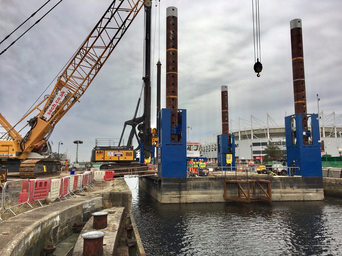 DAWSON_WAM's tweet photo. Photo of our piling for a new #roadbridge in #Middlesbrough showing #RH28 loading onto #JackupBarge. 1200mm dia #marinepiles to be install! https://t.co/YOSPypDqhy