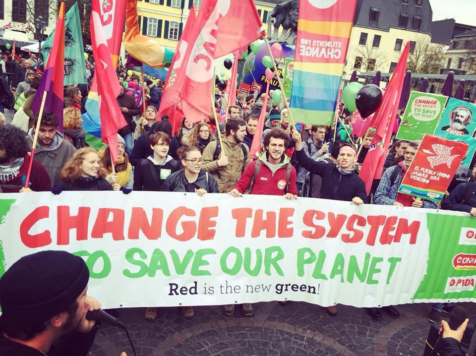 lizzprintz's tweet photo. Bravo aux manifestants pour un plan climatique ambitieux, contraignant et socialement équitable. #Bonngo #timesupriseup #REDisthenewGREEN https://t.co/UqxK8nx9ZX
