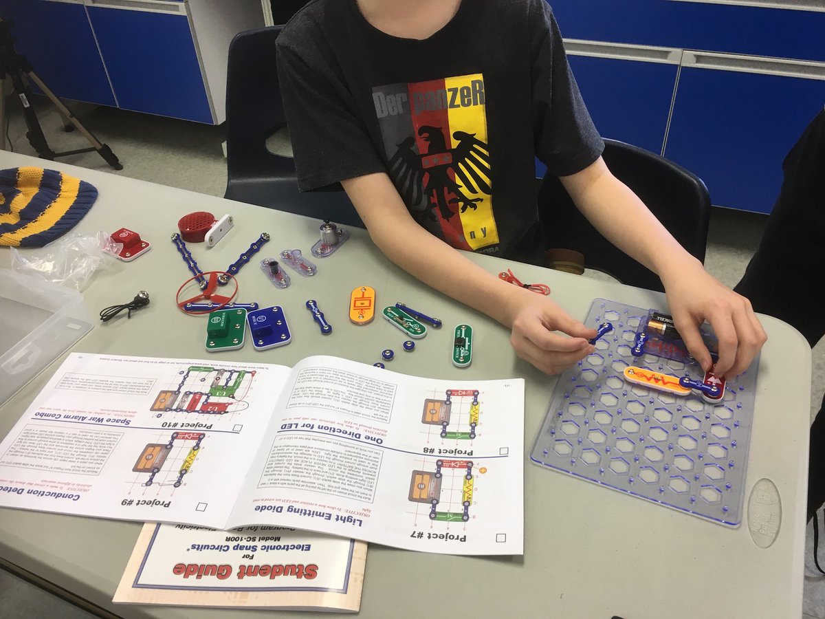ISU_Science's tweet photo. G6 Ss using #snapcircuits to explore energy transformation in electrical circuits #MYPSci #Physics #Science #isumng https://t.co/u5e5WUbn0s