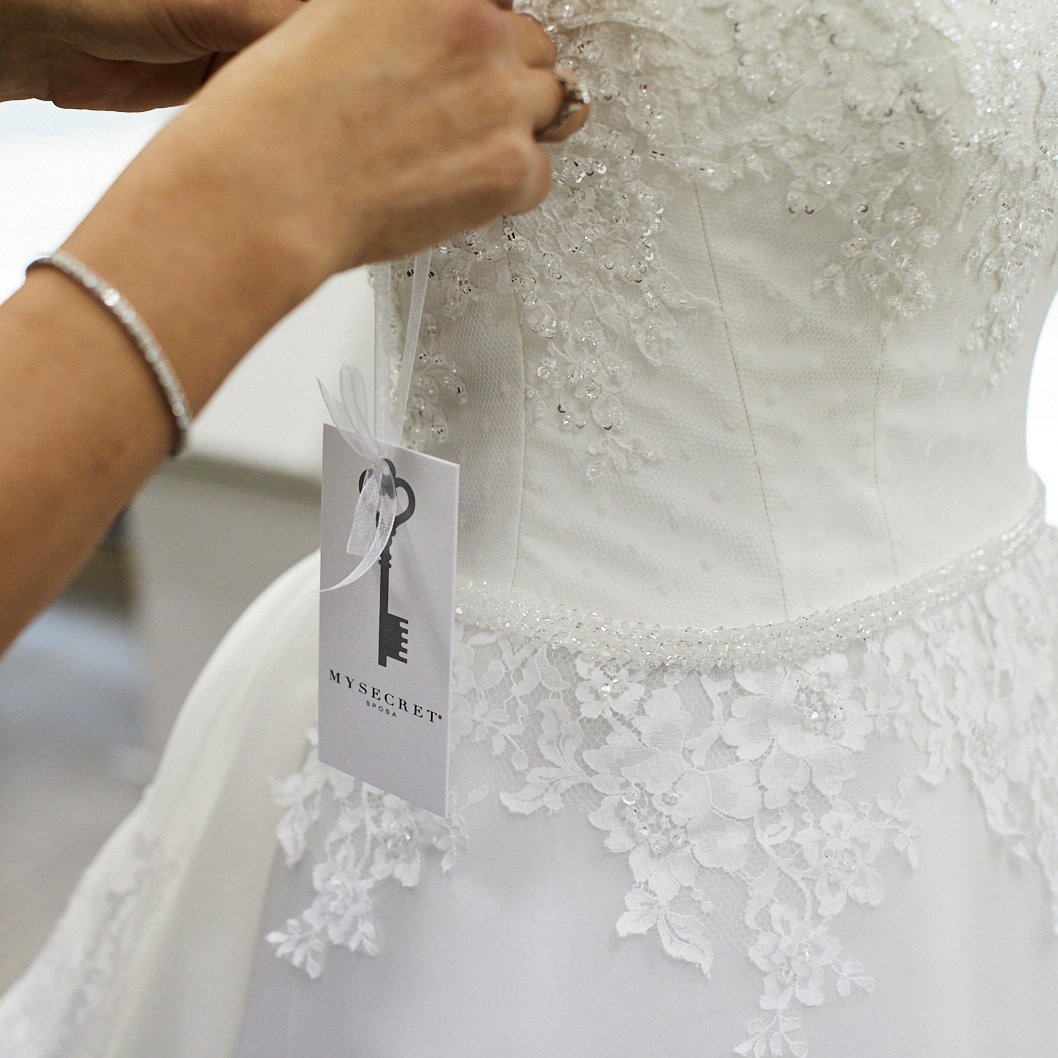 Design ricercato, accessori unici, tessuti di qualità: l’abito perfetto è equilibrio di competenza e stile. #MadeinItaly