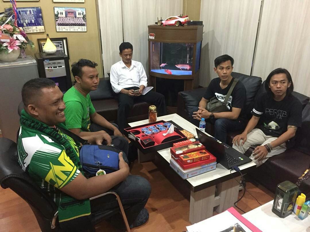 Koordinasi korlap supporter Viking, Bonek, Panser Biru dgn Polres Bekasi. Selamat datang di Cikarang dulur2. #EnjoyCikarang #BekasiKondusif