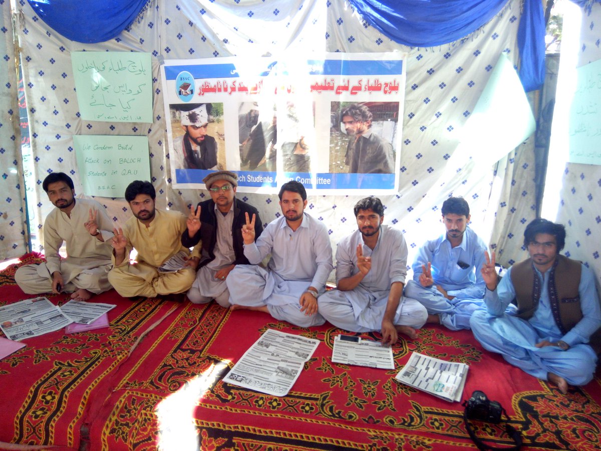 RasheedBaloch_'s tweet photo. بی ایس اے سی کےطرف سےقائداعظم یونیورسٹی کے طلباءکےحق میں لگائےگئےبھوک ہڑتالی کیمپ جاری
#RestoreExpelledStudents https://t.co/j2M887KEXk