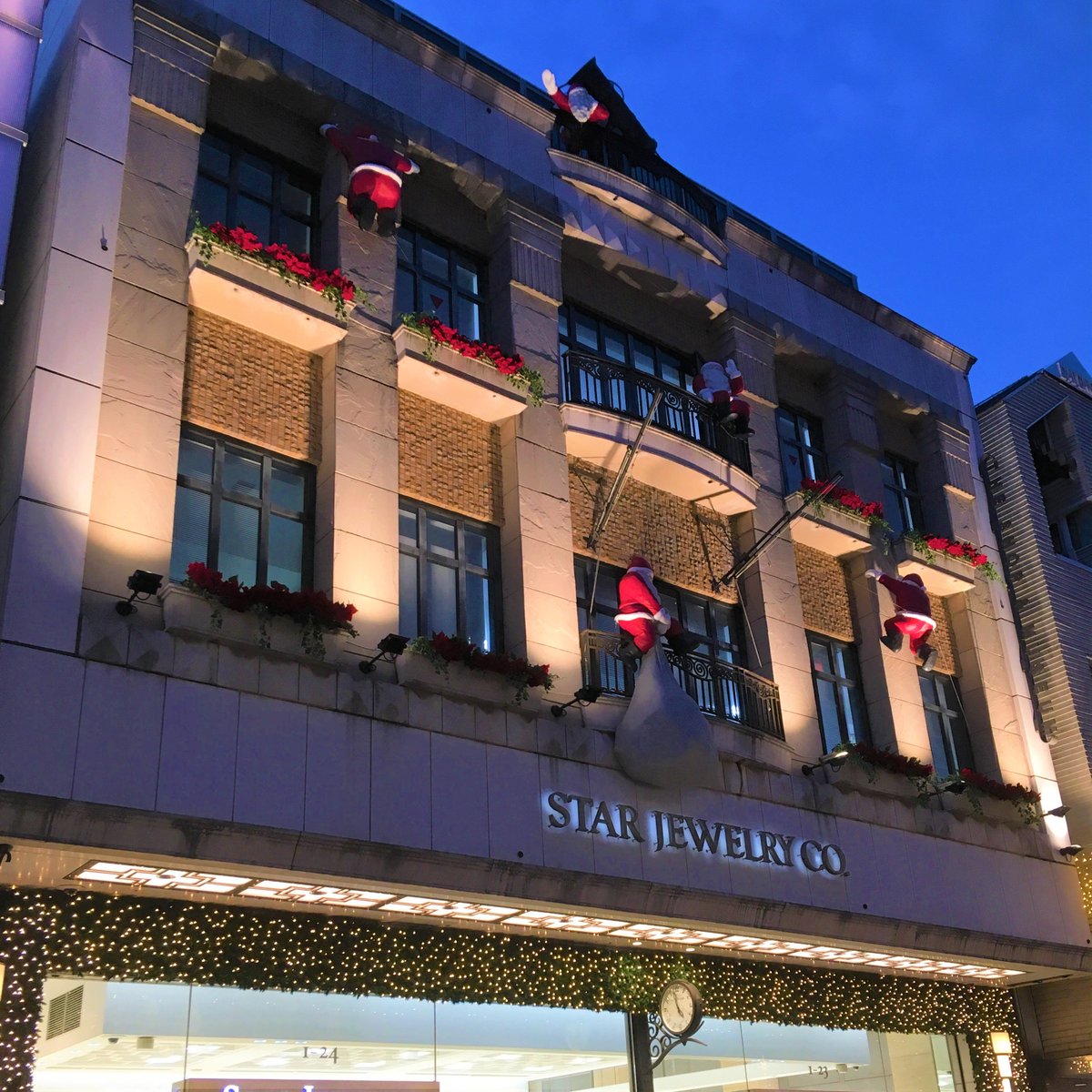 スタージュエリー 今年もスタージュエリー元町本店の外壁にサンタクロースが登場 クリスマスが待ち遠しいですね