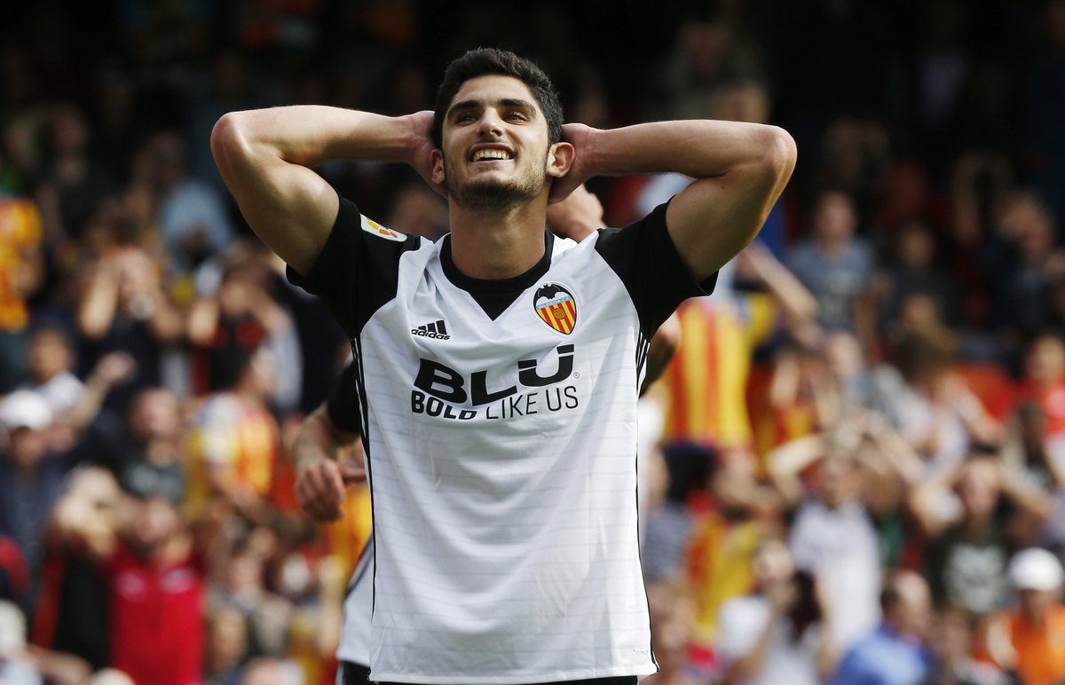 valenciacf's tweet photo. Es lunes, sí, pero aún nos dura la sonrisa 😄 ¿y a vosotros? https://t.co/OSnfMun3uQ