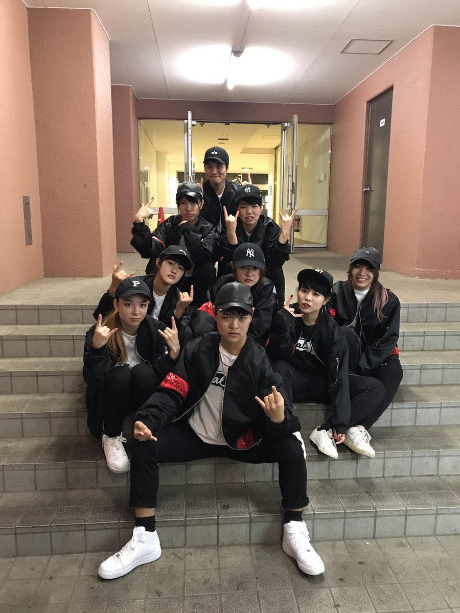 cacaomin's tweet photo. もうこれからこのメンバーで集まって練習することがないっていうことで泣く😢
いつも練習に行くのが楽しみになった2ヶ月だった。まじで幸せだった！
M1の唯一なOBと一緒に踊ってくれたチームの皆さんに感謝🙏❤️ https://t.co/jn5tkKRjHL