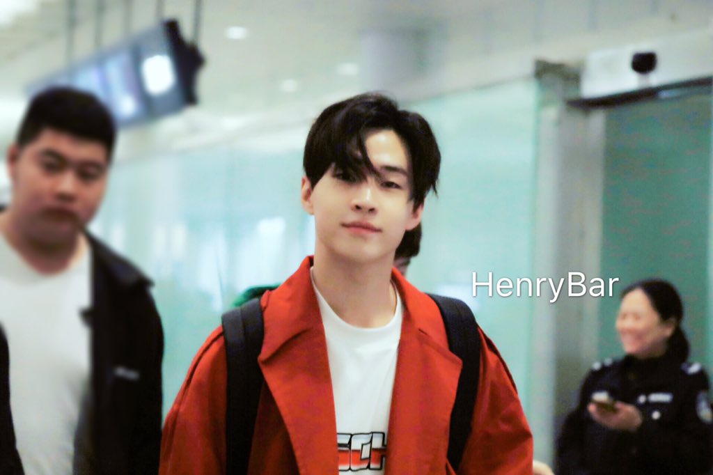 【HenryBar exclusive preview】20171106 HangZhou XiaoShan airport  arrival pt.1 #henry #헨리