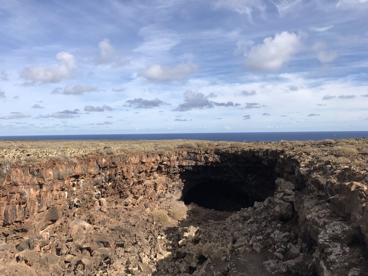 hotlanzarote's tweet photo. volcanic #caves on #Lanzarote #cave https://t.co/WMSkdfrysh https://t.co/S5Q6PqBQji