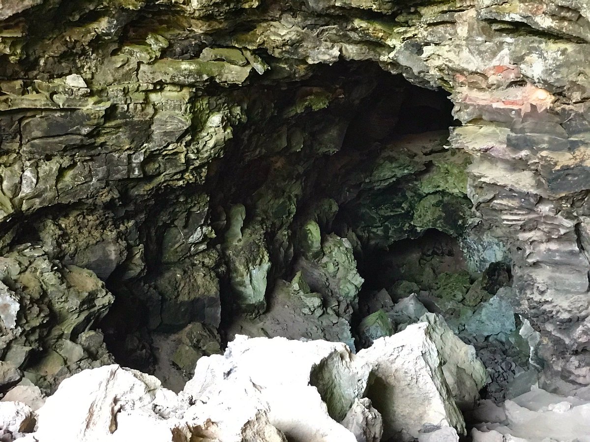 hotlanzarote's tweet photo. volcanic #caves on #Lanzarote #cave https://t.co/WMSkdfrysh https://t.co/S5Q6PqBQji