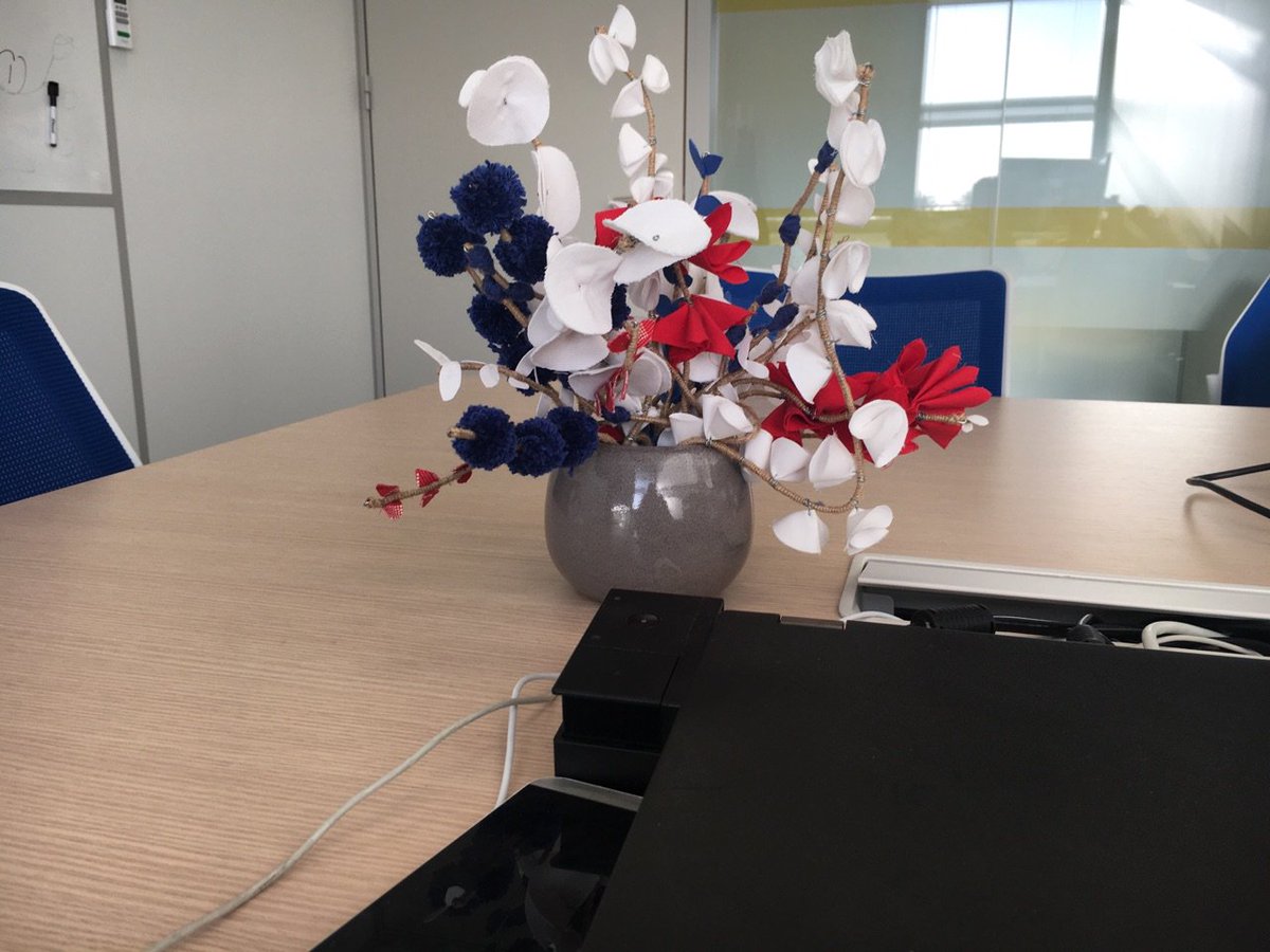 mindtheloop's tweet photo. Un bouquet pour égayer son bureau .. Cadeau pour mon mari #mindtheloop #recyclage #madeinfrance #happy #love https://t.co/mxeZCxgHku