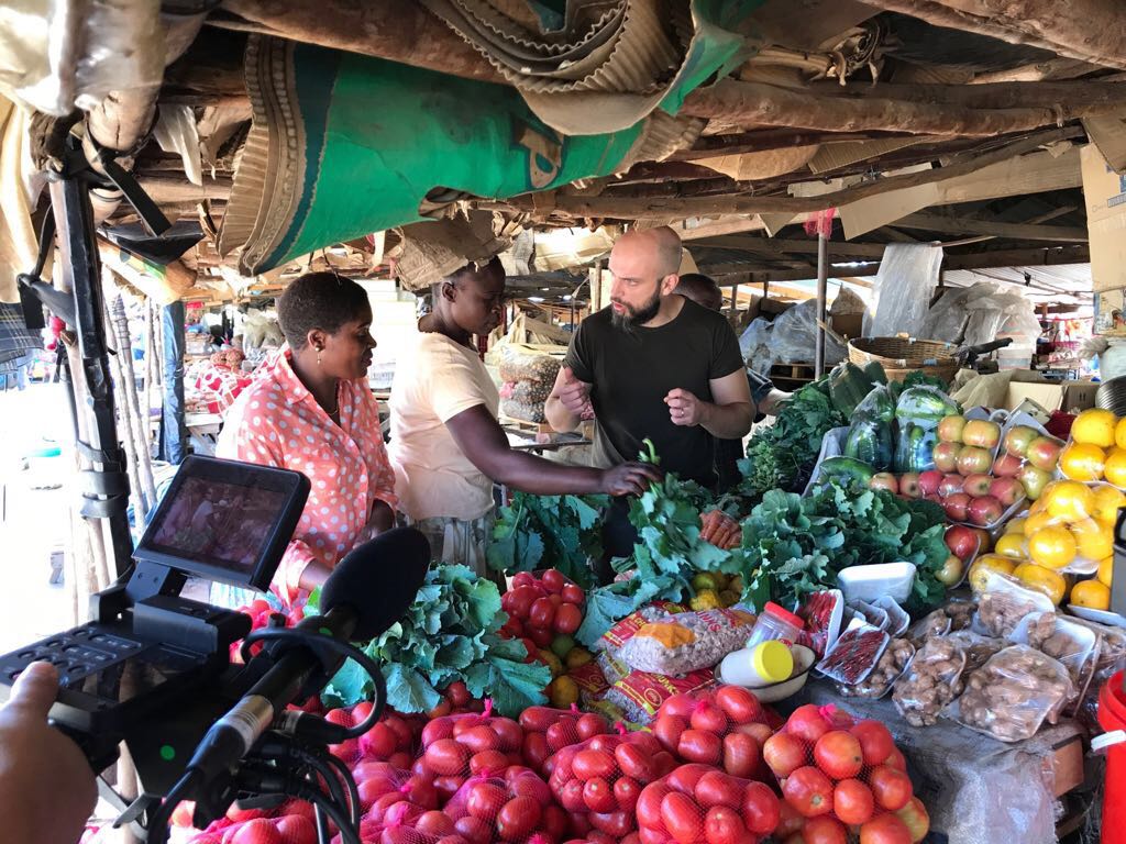 ActionAidItalia's tweet photo. Oggi ore 8 e 15 siamo in diretta dallo Zimbabwe sulla pagina facebook di @rubiochef con @dafiumicino e un ospite speciale 🎤🎧 #Fuoriclasse https://t.co/pkM54IzcUw