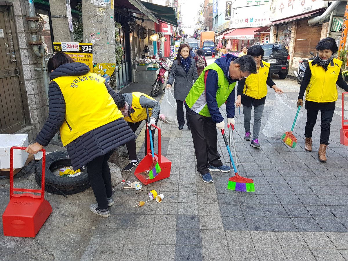 sykofsky's tweet photo. 태평3동 장터길 상인회(회장 심종섭) 11월 대청소가 금일 8시30분에 실시되었습니다. 청결한 장터길에서 상쾌한 마음으로 장보기 하세요^^☆

태평3동 장터길 화이팅!
수정구 재래시장 상권활성화 화이팅!

#성남시 https://t.co/DEqq4ZII9c