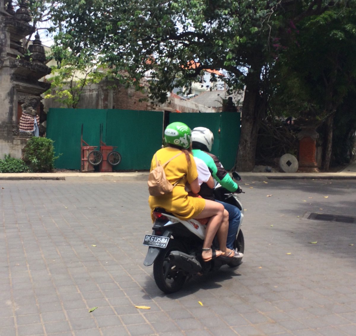 tomwayan's tweet photo. Asikkkk, naik gojek bisa bonceng dua. 
Loc depan Padma Resort legian #bali #gojekbali #gojek https://t.co/hNNg5XolXD