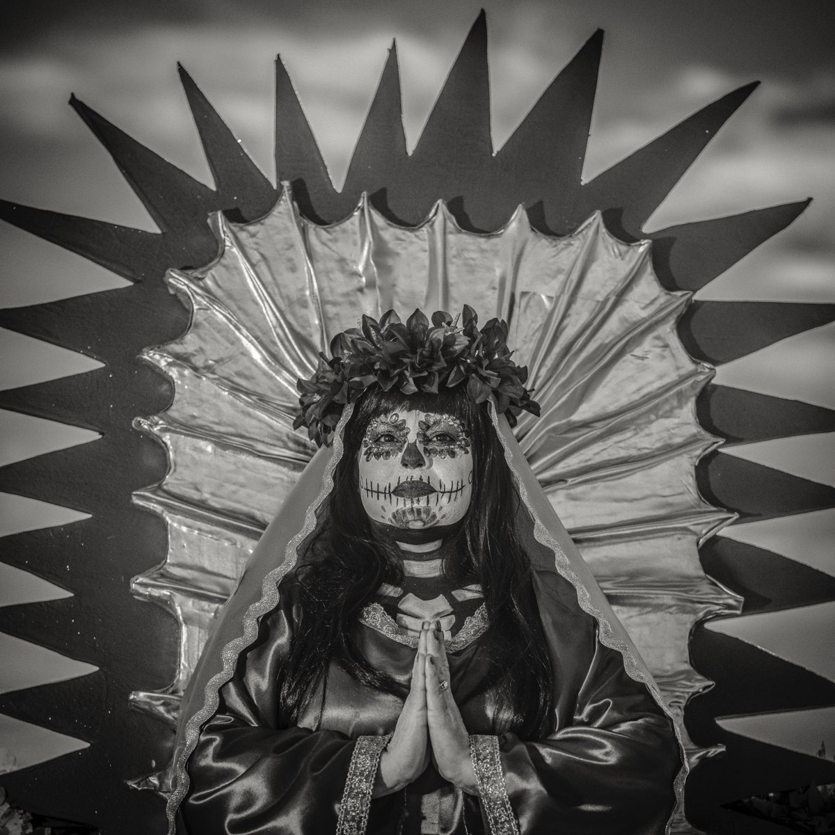 rosalesquique's tweet photo. #DiaDeLosMuertos #marigoldParade2017 #dayofthedead in #Albuquerque's #Southvalley  #NM #Burquepride https://t.co/NmZwbdUhQR