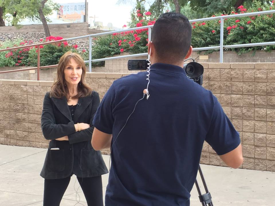 KeeKeeSage_1's tweet photo. @TucsonComiCon @gates_plays @kgun9 @KarenRobersn @courtlen @CNNbelle @juliahosack Related to my prior tweet - Photo from #TCC17 Facebook of @gates_mcfadden being interviewed by @IvanRodriguezTV for the news in Tucson. https://t.co/j74krFEyLD