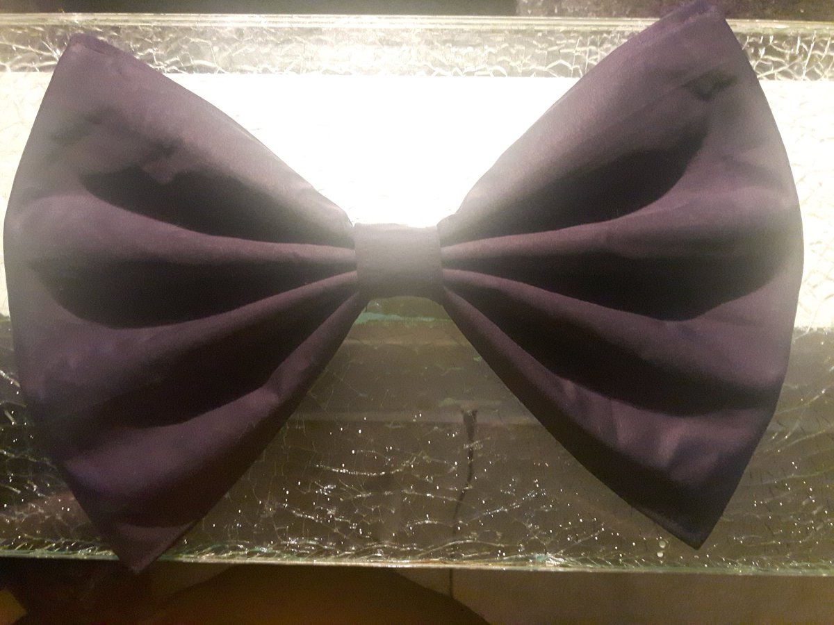 LilyyMilk's tweet photo. Another six hours of suffering. Holy shit my apartment is shiny!
Fun fact: I actually really love making bows. #cosplayshit #kasplays https://t.co/LAOliagn1g