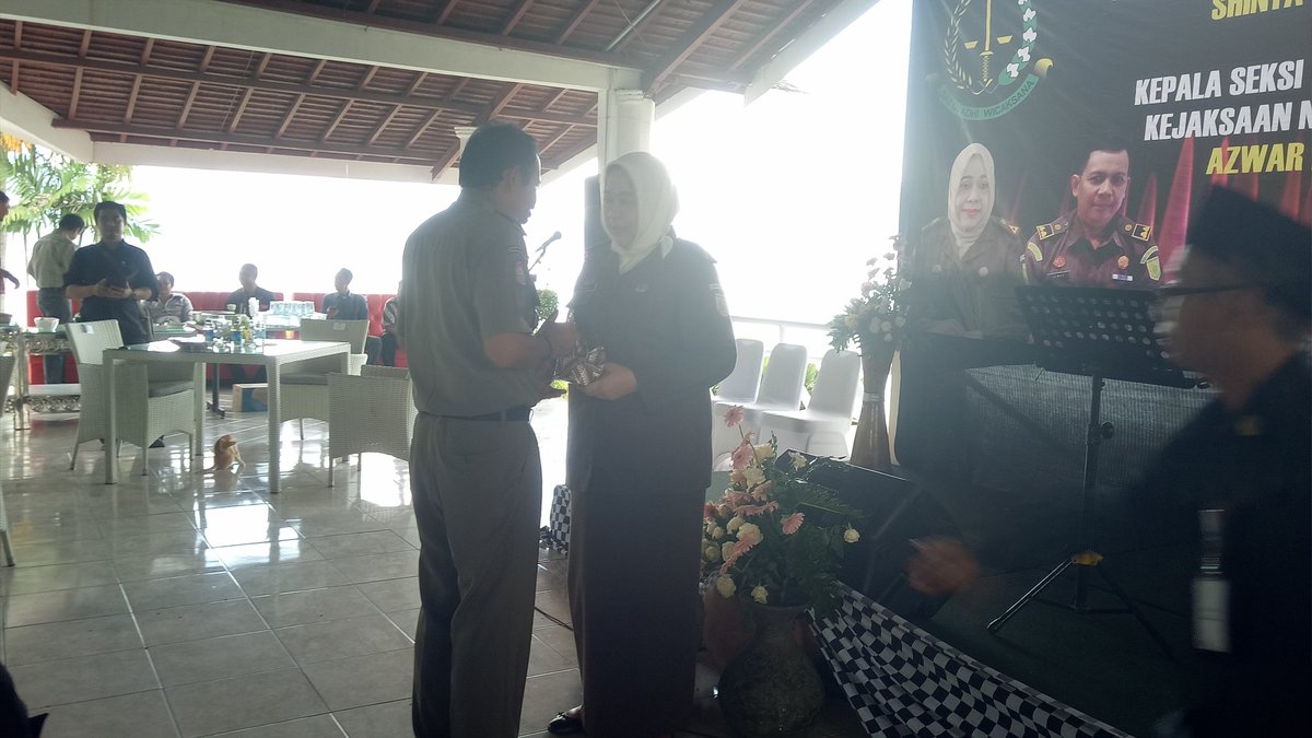 SatpolppPwk's tweet photo. @DediMulyadi71 @Koes59 Kasatpol menghadiri acra PAMIT MUNDUR KEPALA KEJAKSAAN NEGRI PURWAKARTA. https://t.co/hED4YSFQdP