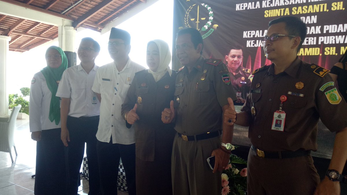 SatpolppPwk's tweet photo. @DediMulyadi71 @Koes59 Kasatpol menghadiri acra PAMIT MUNDUR KEPALA KEJAKSAAN NEGRI PURWAKARTA. https://t.co/hED4YSFQdP