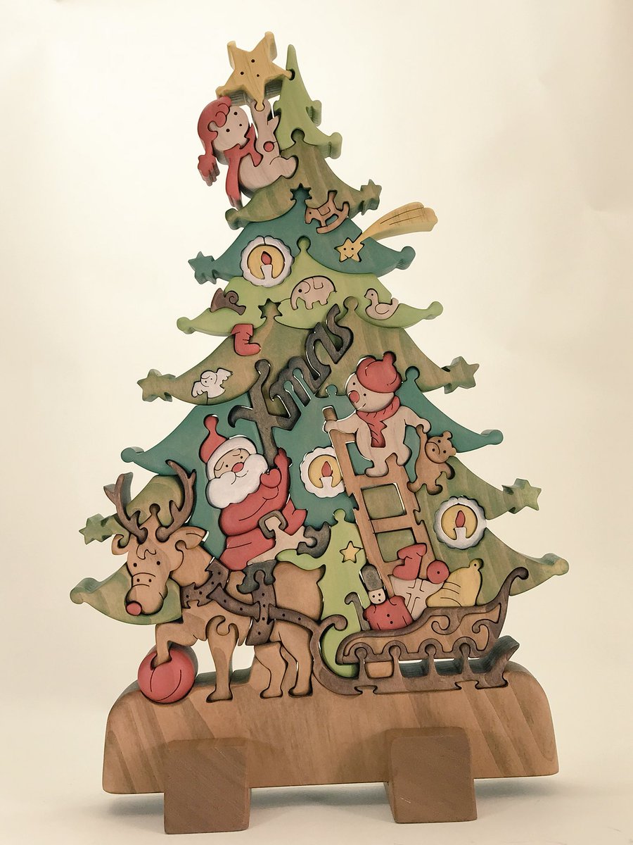 クラフトバードウッド บนทว ตเตอร クリスマスツリー 3 色付き 桂の木を使用した 高さ37cmの大きめのクリスマスツリーです 厚さ45mmの分厚い板を手作業で細かく切断するので完成まで時間がとてもかかります クラフトバードウッド 木工パズル パズル