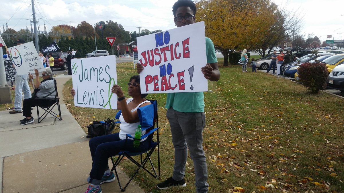 TheVikChick's tweet photo. #SGF Sunday Solidarity with #StLActivists because the #StLVerdict #ExpectUs Every Sunday #BlackLivesMatter https://t.co/EQTH3csVIL