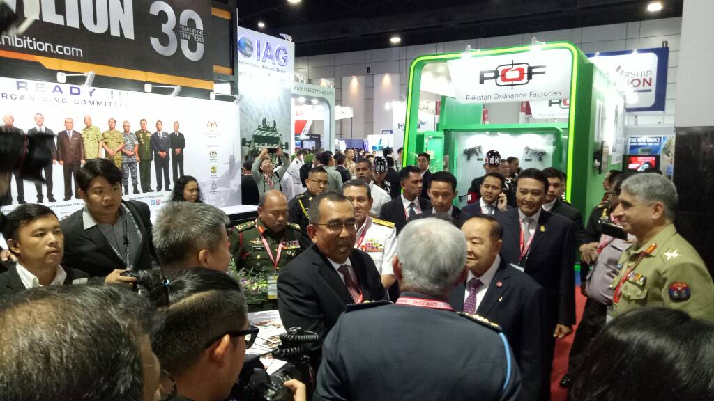Bersama Jen Prawit Wongsuvon, Timbalan Perdana Menteri yang jugak Menteri Pertahanan Thailand di Defense &amp; Security 2017, Bangkok.
#DSA2018