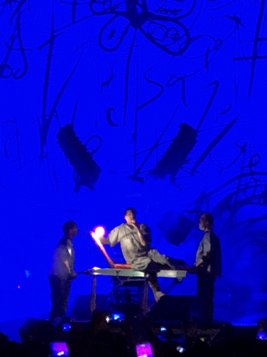 Lizandro_Melean's tweet photo. Marilyn Manson se montó en el escenario del Knotfest luego de romperse el tobillo con camilla, enfermeros y silla de ruedas #Rock https://t.co/CvfQMURi25