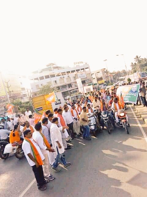 kadali8889's tweet photo. Ryally of Nava Bharat Yuvachaitnya Mahasabha in Tanuku, W.G.DT. A.P. Under @MRK7399 @VishnuReddyBJP https://t.co/5JAqvOPNDC