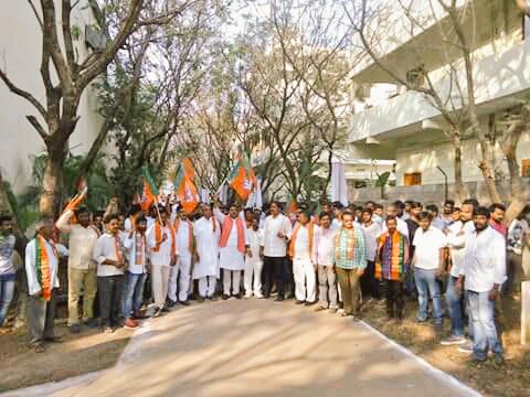 kadali8889's tweet photo. Ryally of Nava Bharat Yuvachaitnya Mahasabha in Tanuku, W.G.DT. A.P. Under @MRK7399 @VishnuReddyBJP https://t.co/5JAqvOPNDC